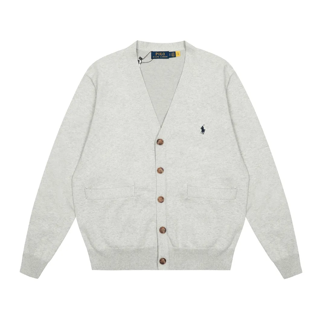 P250 Top quality" Style number: DS813# (not off the shelves all year round) [Ralph Lauren V-neck solid color pony embroidered logo jersey basic cardigan] ✅Ralph Lauren Ralph Lauren classic basic versatile knitted cardigan jacket for men and women couples ✅Main supplier platform live broadcast Wholesale entity Replenish when out of stock Not off the shelf ✅ZP quality 1:1 version Scan the code to enter the GF website Counter quality ✅Detailed quality is the only one in Guangzhou Imported quality cotton yarn, focusing on high-end, cost-effective, good quality needless to say. ✅Restore the original version. The maximum size can be worn up to 180 pounds. Loose, comfortable and stress-free. ✅The upper body is simple and easy to match. A must-have item for ootd. Good-looking clothes are never picky. A must-have for couples of the same style. Size: S-XL. Color: black, off-white, gray, navy.